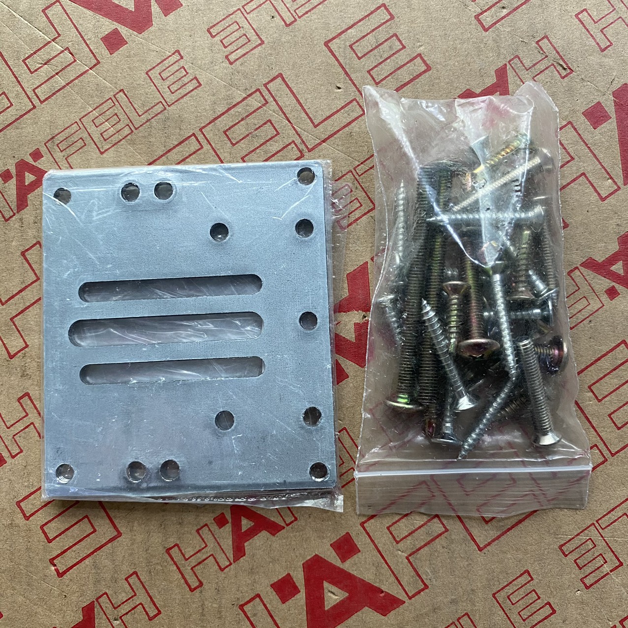 ER4800 - TẤM ỐP LƯNG & ỐC VÍT 912.05.676